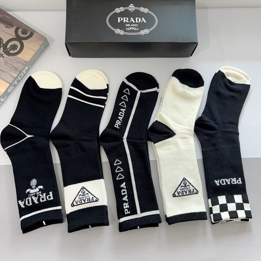 （一盒5双）
PRADA（普拉达） 新款高端纯棉材质长筒袜子！爆款字母专柜同步小腿袜袜，💛大牌出街，潮人
