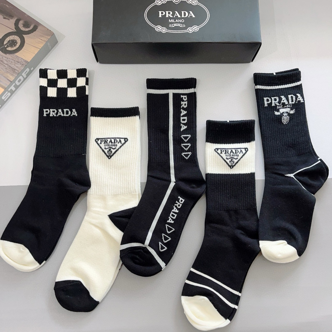 （一盒5双）
PRADA（普拉达） 新款高端纯棉材质长筒袜子！爆款字母专柜同步小腿袜袜，💛大牌出街，潮人