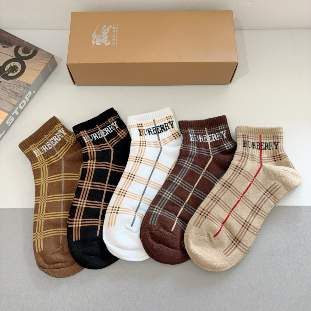 配包装（一盒5双） 
🌟 BURBERRY 巴宝莉超火爆小单品，经典字母短筒袜子，纯棉面料，超柔软材质，