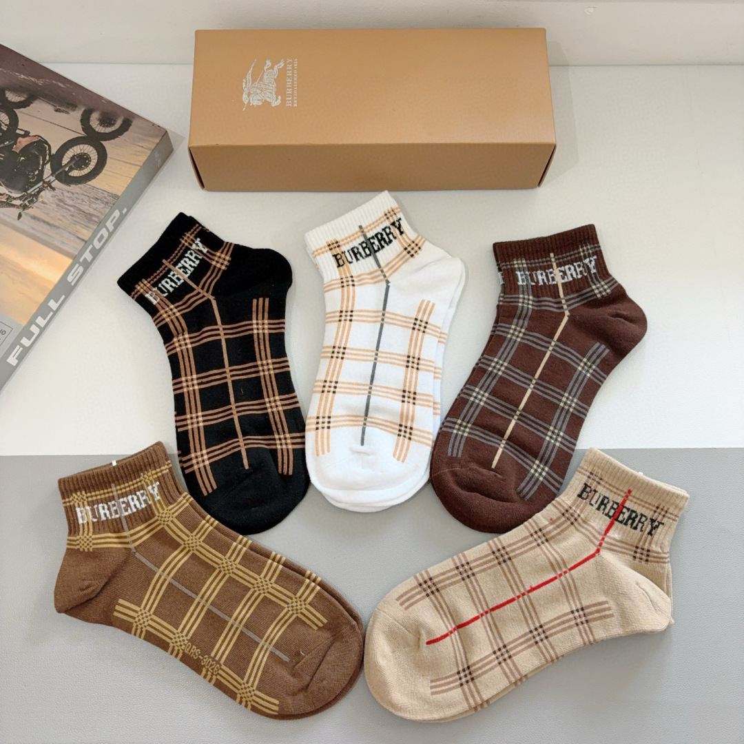 配包装（一盒5双） 
🌟 BURBERRY 巴宝莉超火爆小单品，经典字母短筒袜子，纯棉面料，超柔软材质，