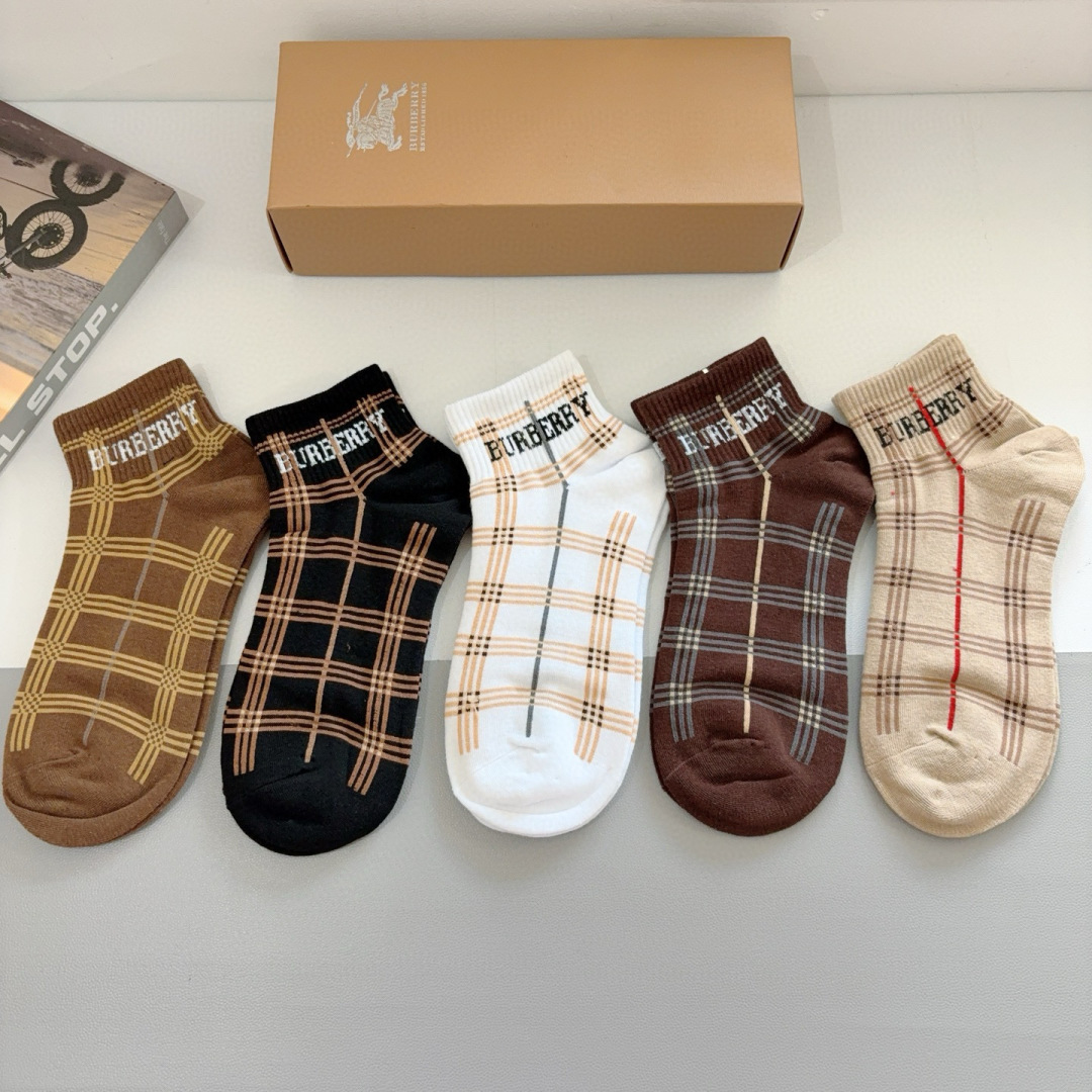 配包装（一盒5双） 
🌟 BURBERRY 巴宝莉超火爆小单品，经典字母短筒袜子，纯棉面料，超柔软材质，