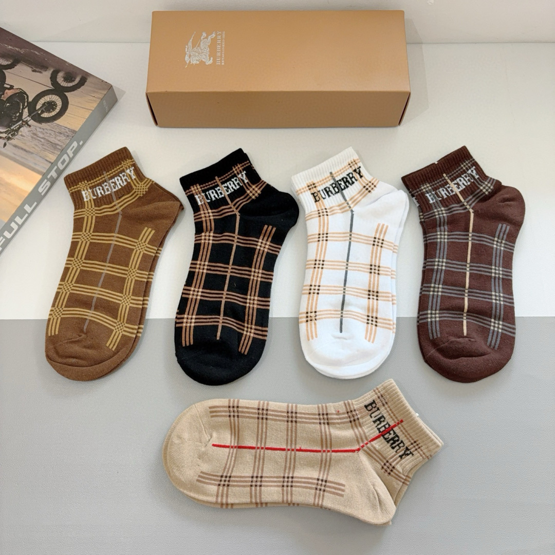 配包装（一盒5双） 
🌟 BURBERRY 巴宝莉超火爆小单品，经典字母短筒袜子，纯棉面料，超柔软材质，