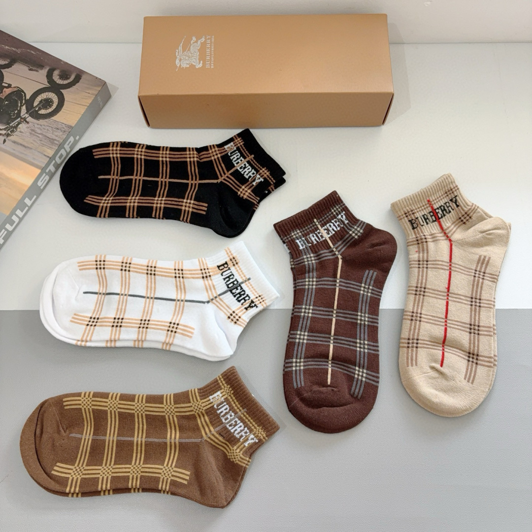 配包装（一盒5双） 
🌟 BURBERRY 巴宝莉超火爆小单品，经典字母短筒袜子，纯棉面料，超柔软材质，
