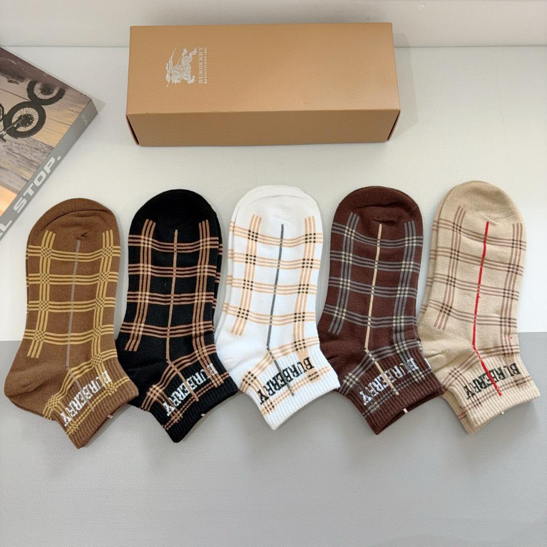 配包装（一盒5双） 
🌟 BURBERRY 巴宝莉超火爆小单品，经典字母短筒袜子，纯棉面料，超柔软材质，