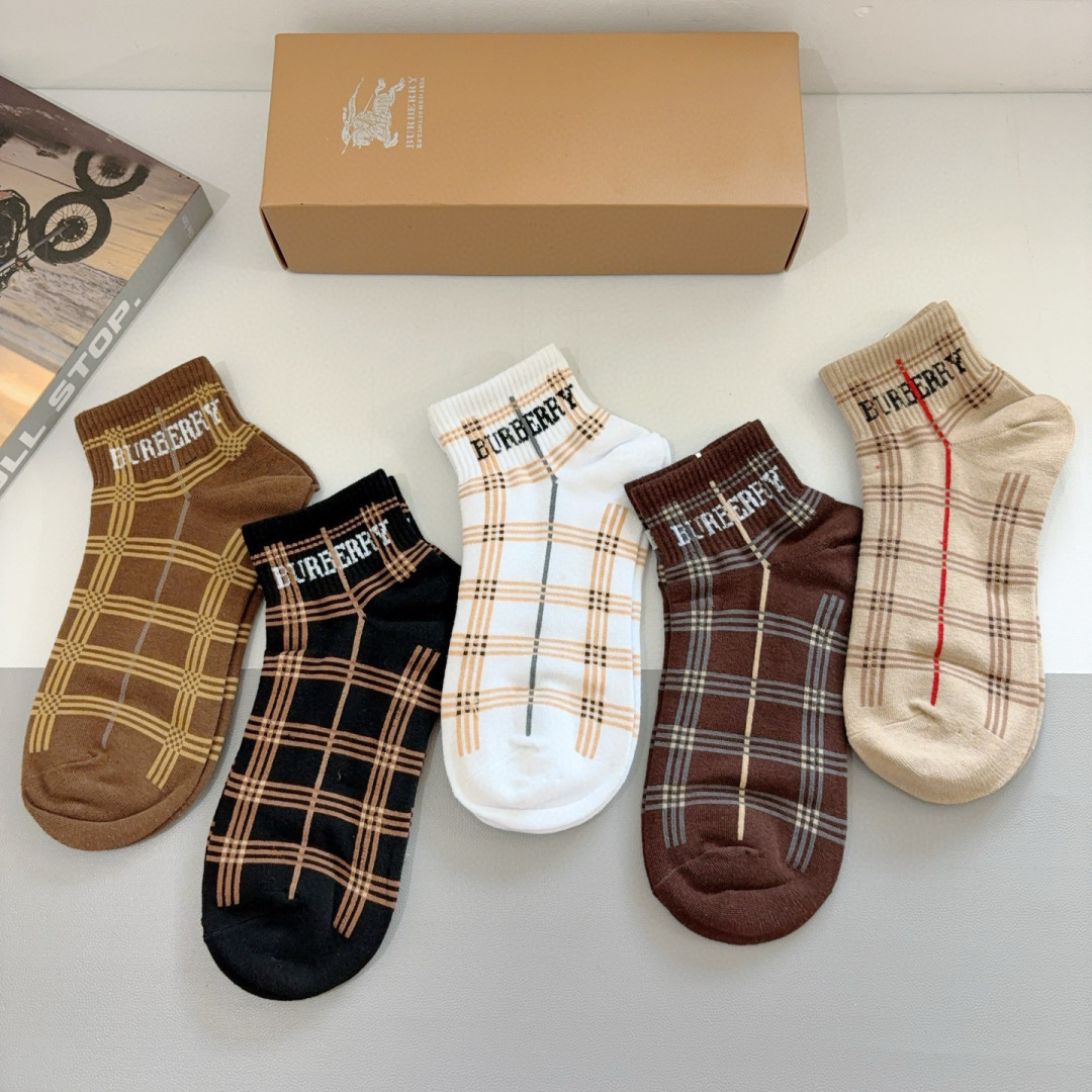 配包装（一盒5双） 
🌟 BURBERRY 巴宝莉超火爆小单品，经典字母短筒袜子，纯棉面料，超柔软材质，