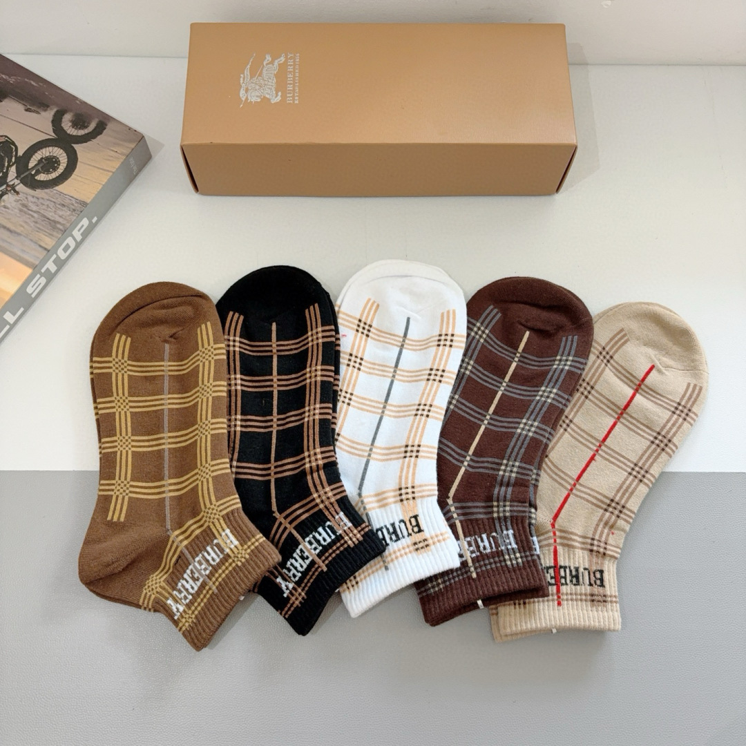 配包装（一盒5双） 
🌟 BURBERRY 巴宝莉超火爆小单品，经典字母短筒袜子，纯棉面料，超柔软材质，