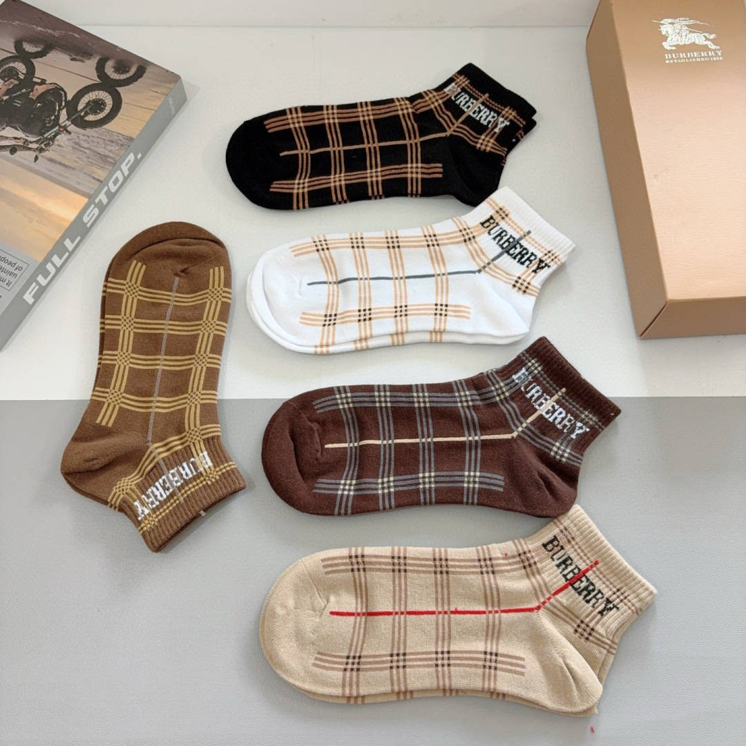 配包装（一盒5双） 
🌟 BURBERRY 巴宝莉超火爆小单品，经典字母短筒袜子，纯棉面料，超柔软材质，