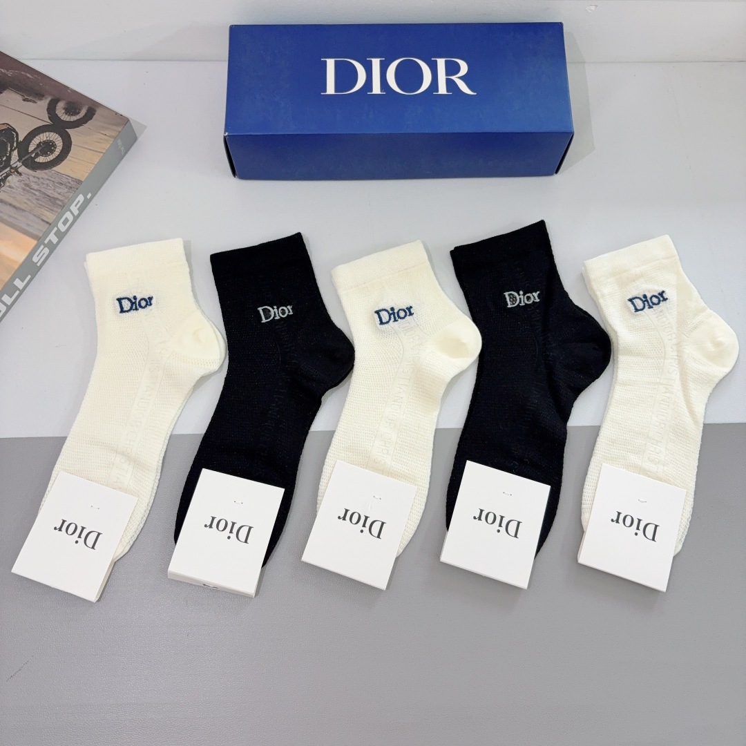 配包装（一盒5双）
Dior 迪奥 新款刺绣字母中筒袜子！网红同款竹棉袜子💛大牌出街，潮人必备🔥超好搭