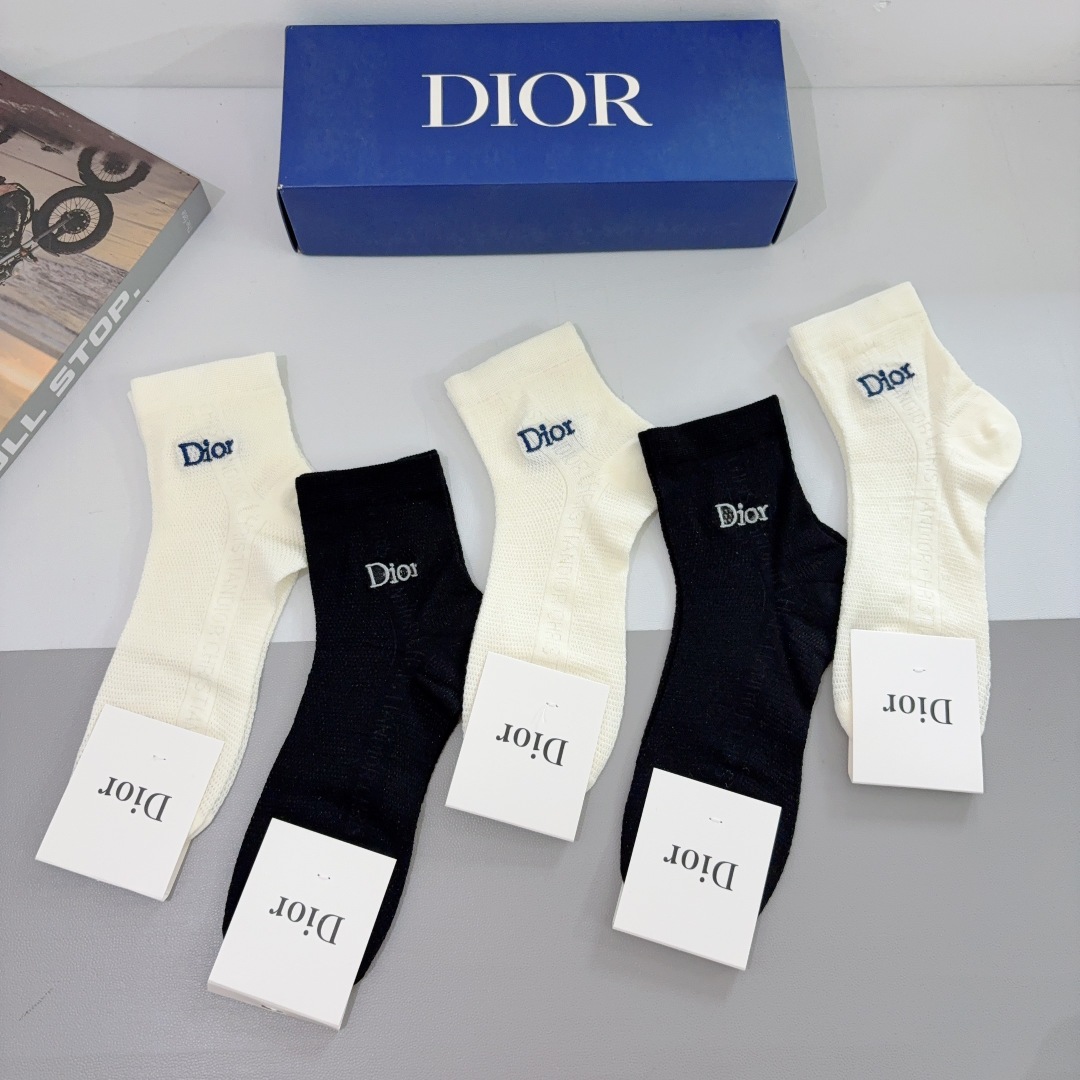 配包装（一盒5双）
Dior 迪奥 新款刺绣字母中筒袜子！网红同款竹棉袜子💛大牌出街，潮人必备🔥超好搭