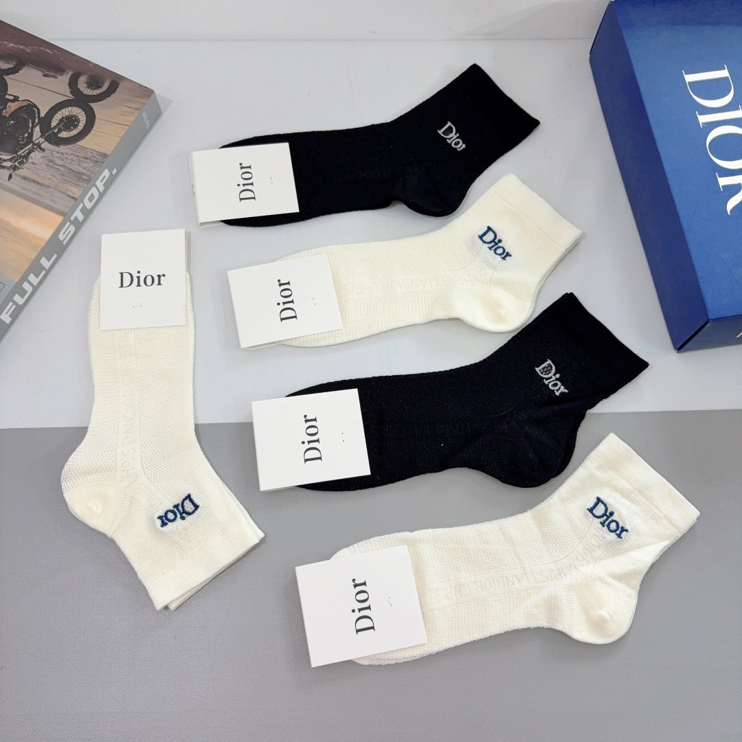配包装（一盒5双）
Dior 迪奥 新款刺绣字母中筒袜子！网红同款竹棉袜子💛大牌出街，潮人必备🔥超好搭