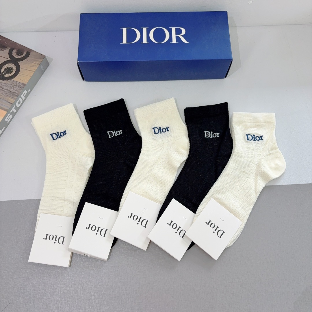 配包装（一盒5双）
Dior 迪奥 新款刺绣字母中筒袜子！网红同款竹棉袜子💛大牌出街，潮人必备🔥超好搭