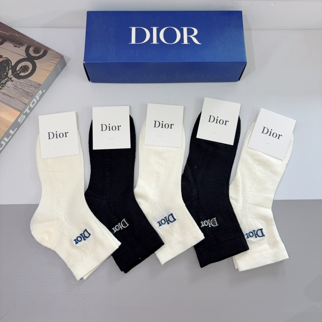 配包装（一盒5双）
Dior 迪奥 新款刺绣字母中筒袜子！网红同款竹棉袜子💛大牌出街，潮人必备🔥超好搭
