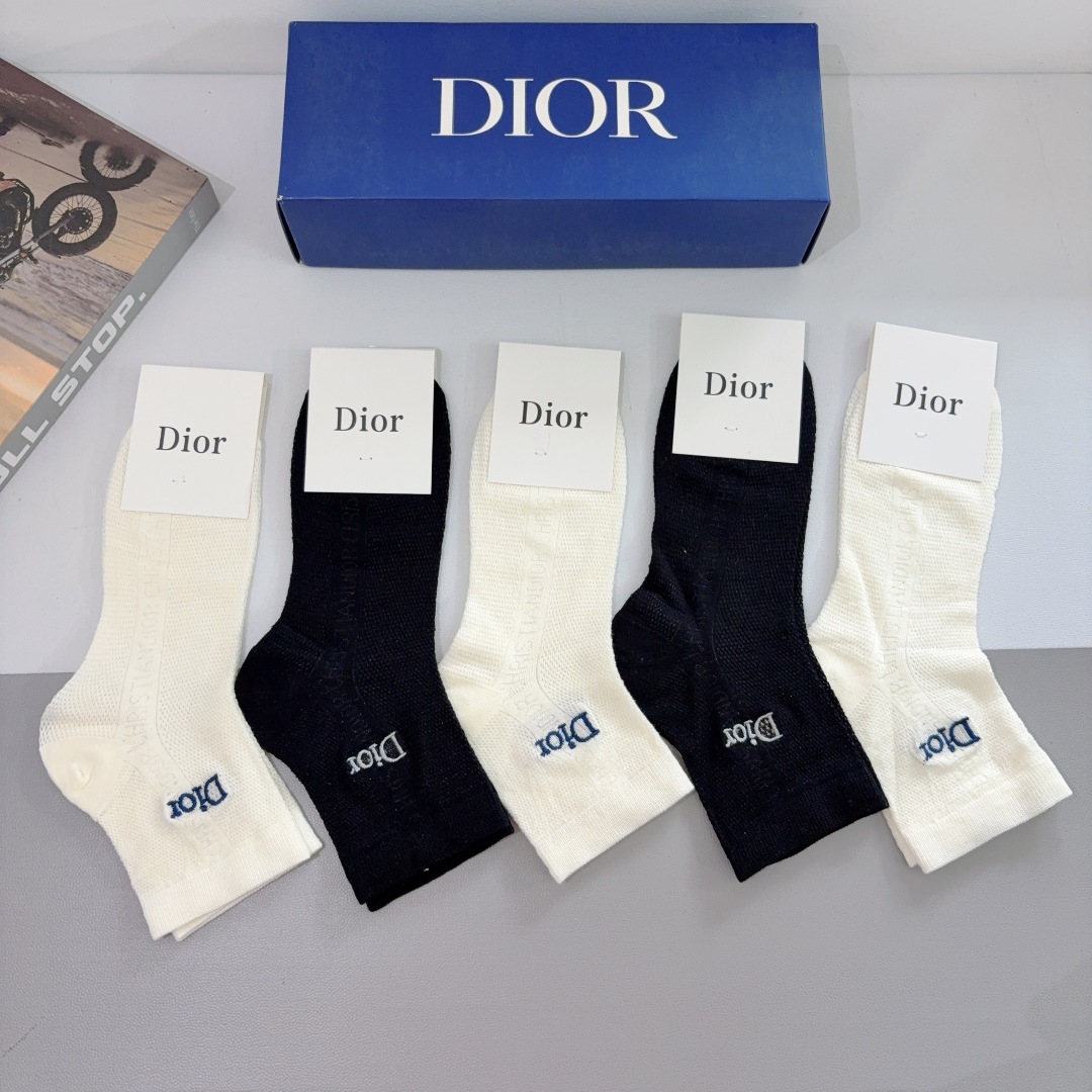 配包装（一盒5双）
Dior 迪奥 新款刺绣字母中筒袜子！网红同款竹棉袜子💛大牌出街，潮人必备🔥超好搭
