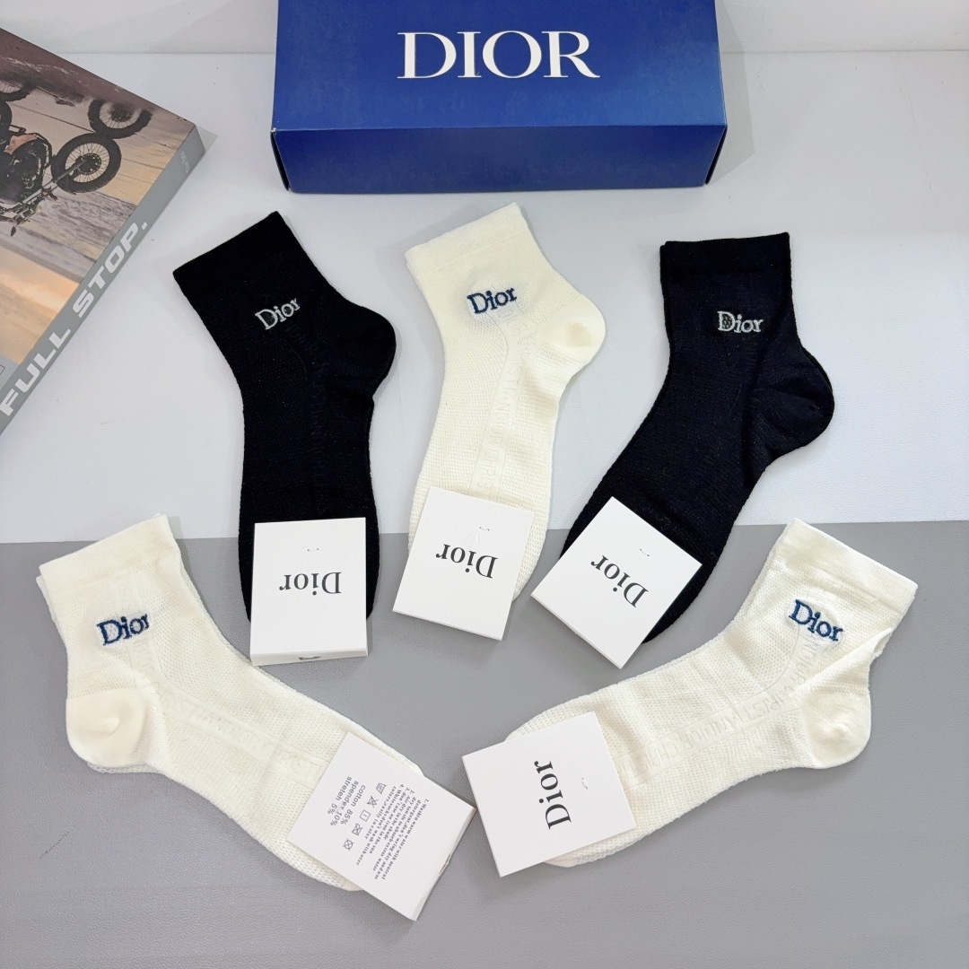 配包装（一盒5双）
Dior 迪奥 新款刺绣字母中筒袜子！网红同款竹棉袜子💛大牌出街，潮人必备🔥超好搭