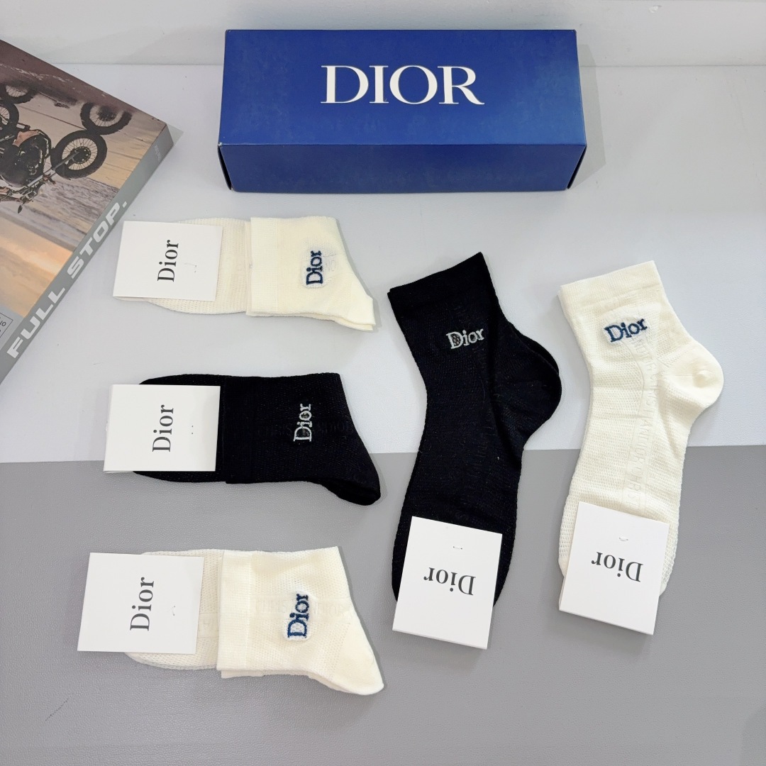 配包装（一盒5双）
Dior 迪奥 新款刺绣字母中筒袜子！网红同款竹棉袜子💛大牌出街，潮人必备🔥超好搭