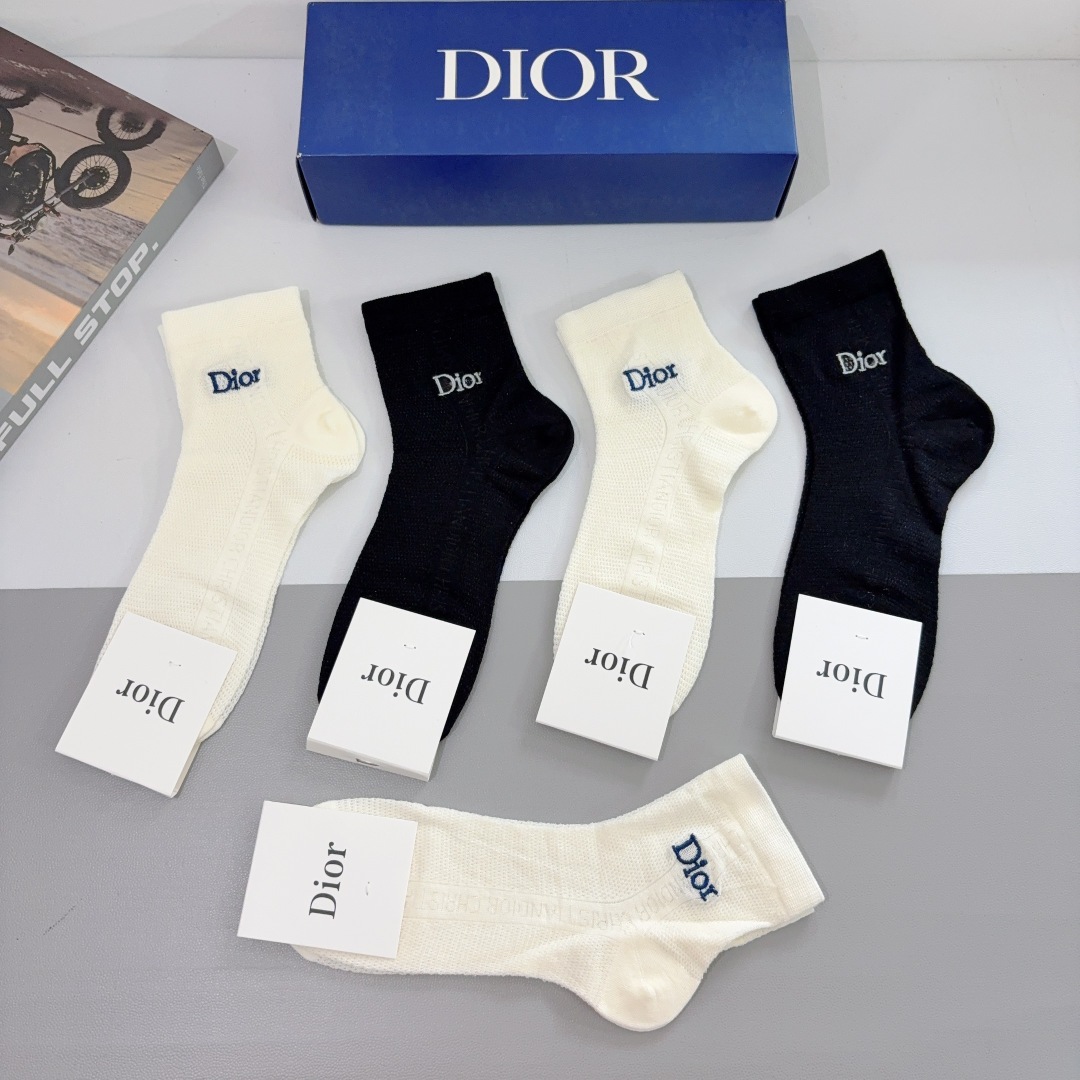 配包装（一盒5双）
Dior 迪奥 新款刺绣字母中筒袜子！网红同款竹棉袜子💛大牌出街，潮人必备🔥超好搭