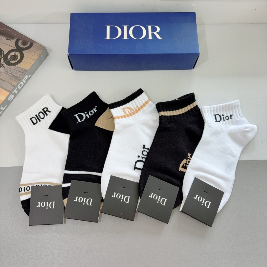 配包装（一盒5双）
Dior 迪奥 新款字母短筒袜子！爆款字母专柜同步袜子，💛大牌出街，潮人必备🔥超好搭