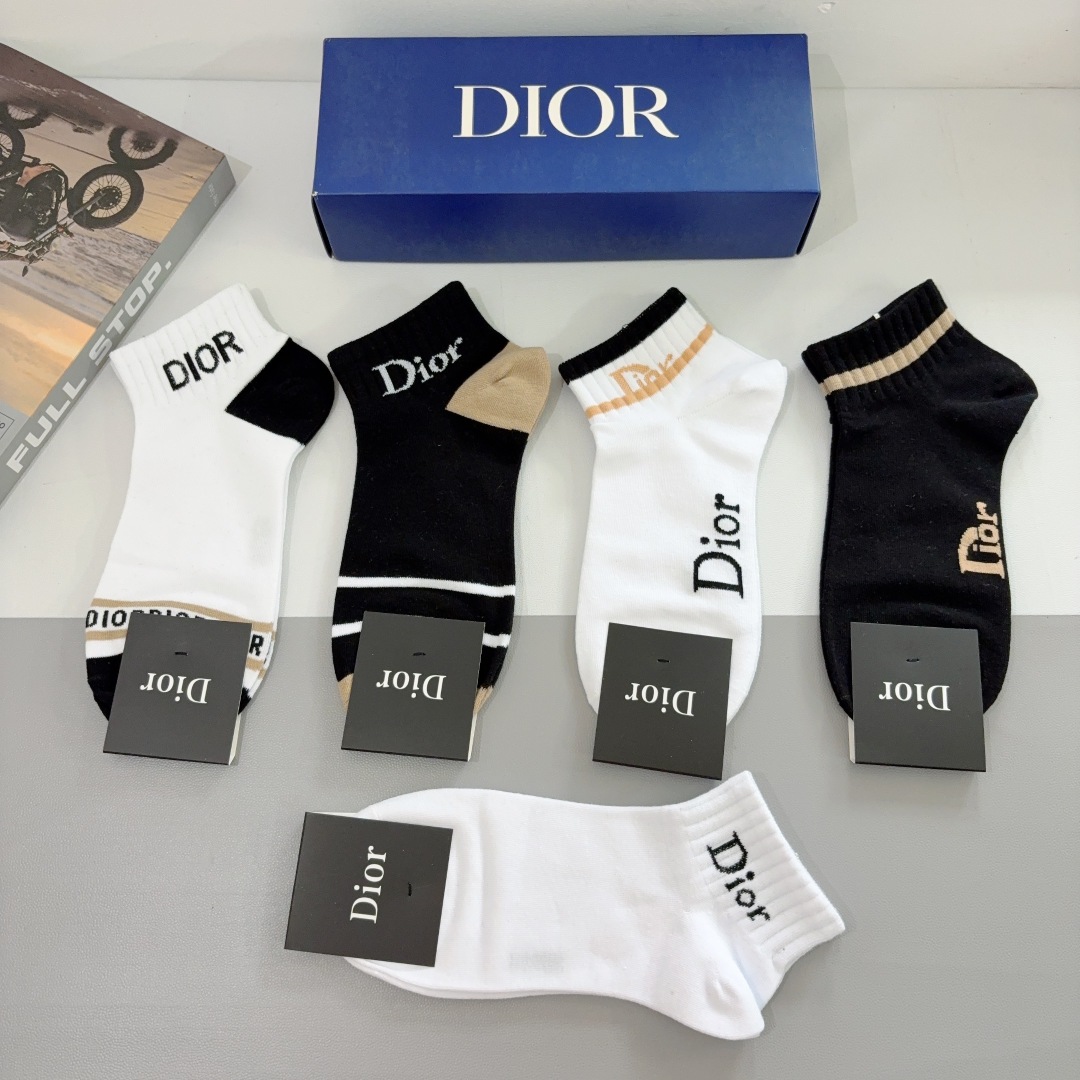 配包装（一盒5双）
Dior 迪奥 新款字母短筒袜子！爆款字母专柜同步袜子，💛大牌出街，潮人必备🔥超好搭