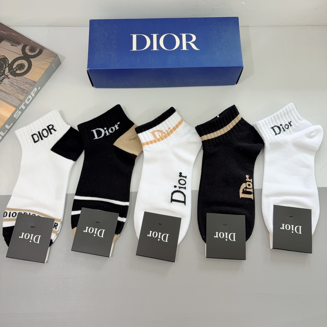 配包装（一盒5双）
Dior 迪奥 新款字母短筒袜子！爆款字母专柜同步袜子，💛大牌出街，潮人必备🔥超好搭