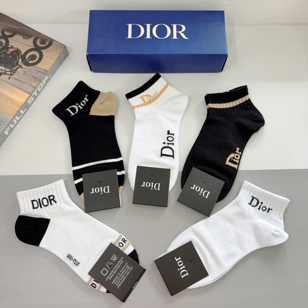 配包装（一盒5双）
Dior 迪奥 新款字母短筒袜子！爆款字母专柜同步袜子，💛大牌出街，潮人必备🔥超好搭