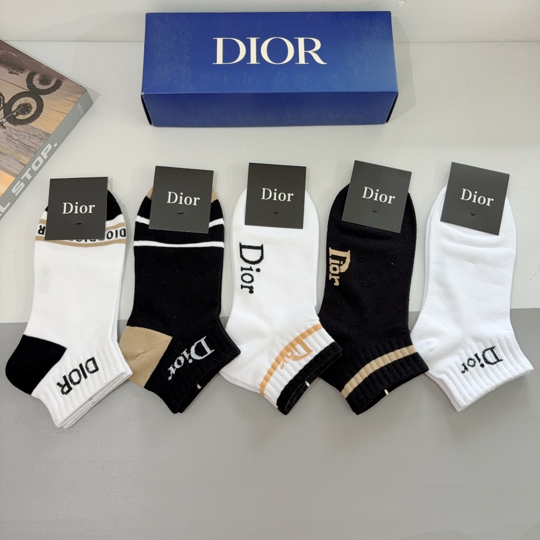 配包装（一盒5双）
Dior 迪奥 新款字母短筒袜子！爆款字母专柜同步袜子，💛大牌出街，潮人必备🔥超好搭