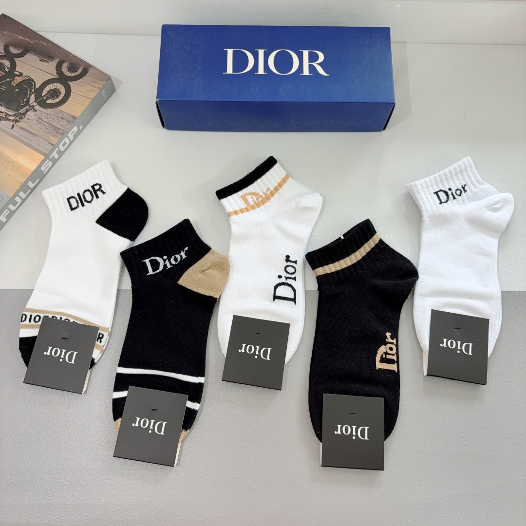 配包装（一盒5双）
Dior 迪奥 新款字母短筒袜子！爆款字母专柜同步袜子，💛大牌出街，潮人必备🔥超好搭