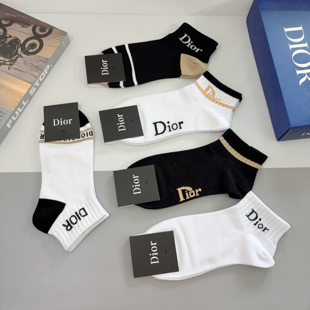 配包装（一盒5双）
Dior 迪奥 新款字母短筒袜子！爆款字母专柜同步袜子，💛大牌出街，潮人必备🔥超好搭