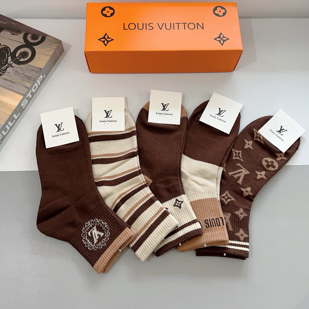 配包装（一盒5双）
 🌟 LV 路易威登袜子 超火爆小单品，经典字母logo中筒袜，个性时尚百搭款，你值