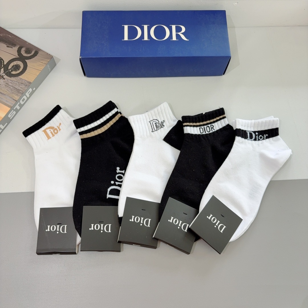 配包装（一盒5双）
Dior 迪奥 新款字母短筒袜子！网红专柜同步船袜，💛大牌出街，潮人必备🔥超好搭