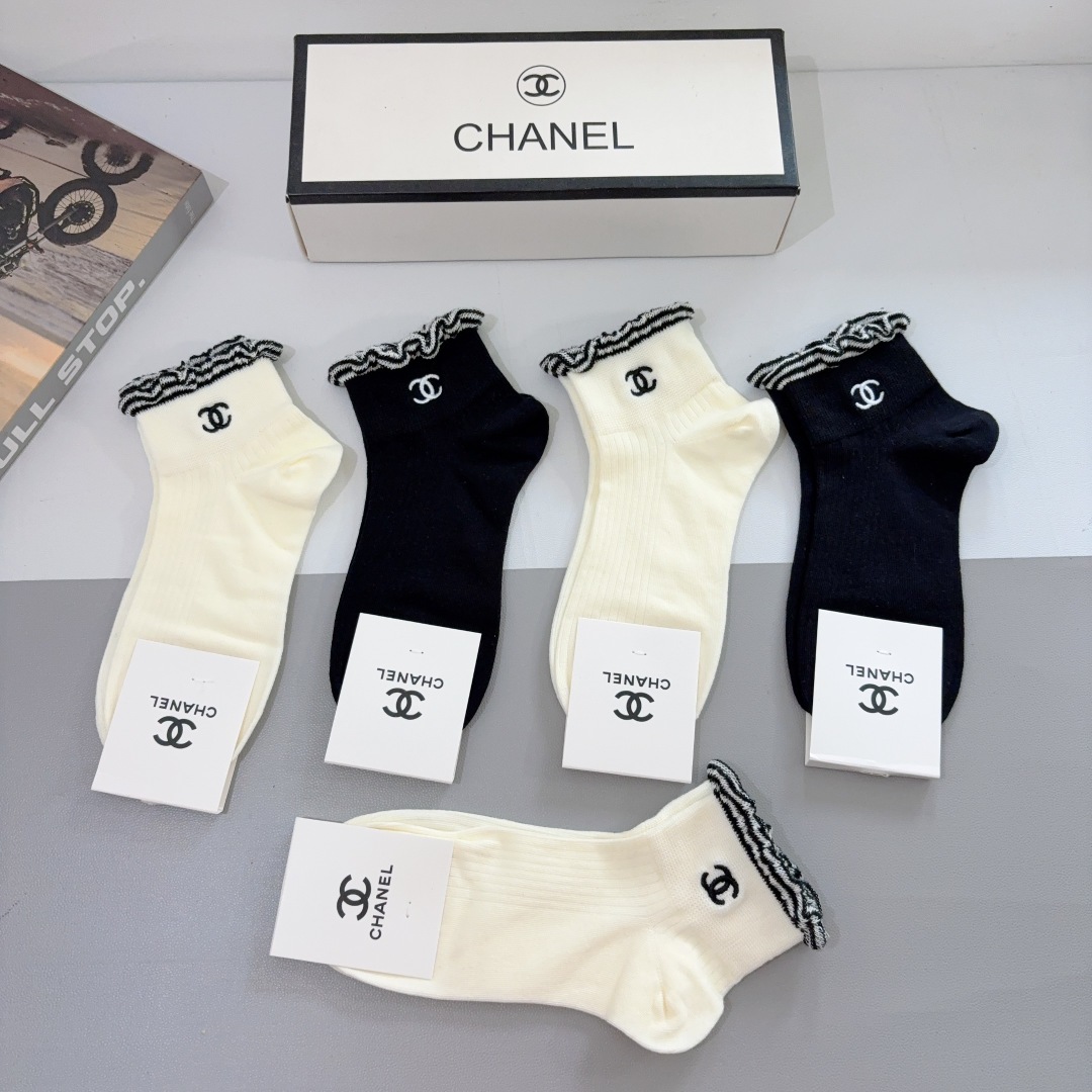 配包装【一盒5双】 
香奈儿 CHANEL新款刺绣中筒袜子❗专柜同步上新，超柔软舒适，专柜爆款双C系列超