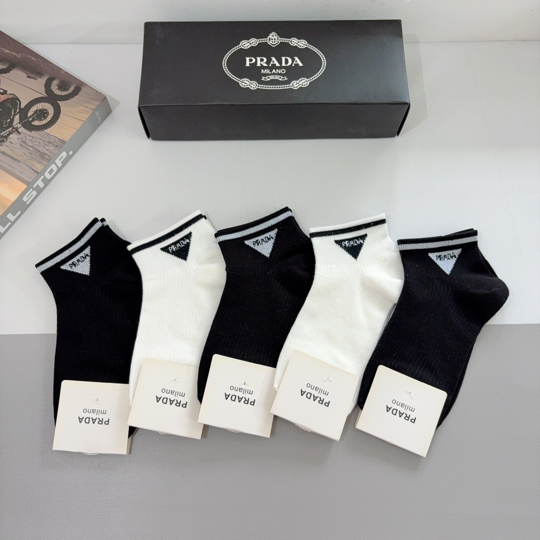 配包装（一盒5双） 
PRADA 普拉达 新款短筒袜子，纯棉面料，经典三角标logo 个性时尚百搭款，你