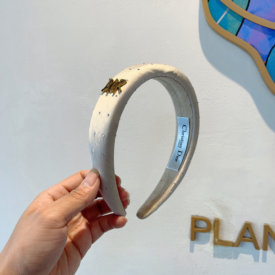 NO:301137,Packaging Dior (Dior) Popular new D letter silk wide version hairband, counter quality, let your charm bloom, fresh lady style makes fashion simpler. Multi-color hairpins, hairpins, dior, dior, real silk, hairpins19860909配包装 Dior（迪奥） 火爆新款D字母真丝宽版发箍,专柜品质 让你的魅力绽放 清新淑女范让时尚更简单.多色可选发夹,发夹,dior,dior,real silk,hairpins,accessory