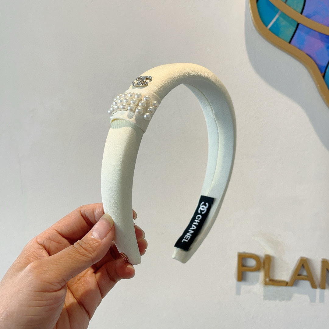 NO:301143,Packaging CHANEL's latest small fragrant headband, fragrant grandma headband, retro headband, popular internet celebrity products, super exquisite, fashionable and versatile!  hairpins, hairpins, chanel, chanel, hairpins19860909配包装 CHANEL（香奈儿）最新款小香发箍,香奶奶头箍,复古头箍,网红爆款推荐 超精致,时尚百搭！发夹,发夹,chanel,chanel,hairpins,accessory