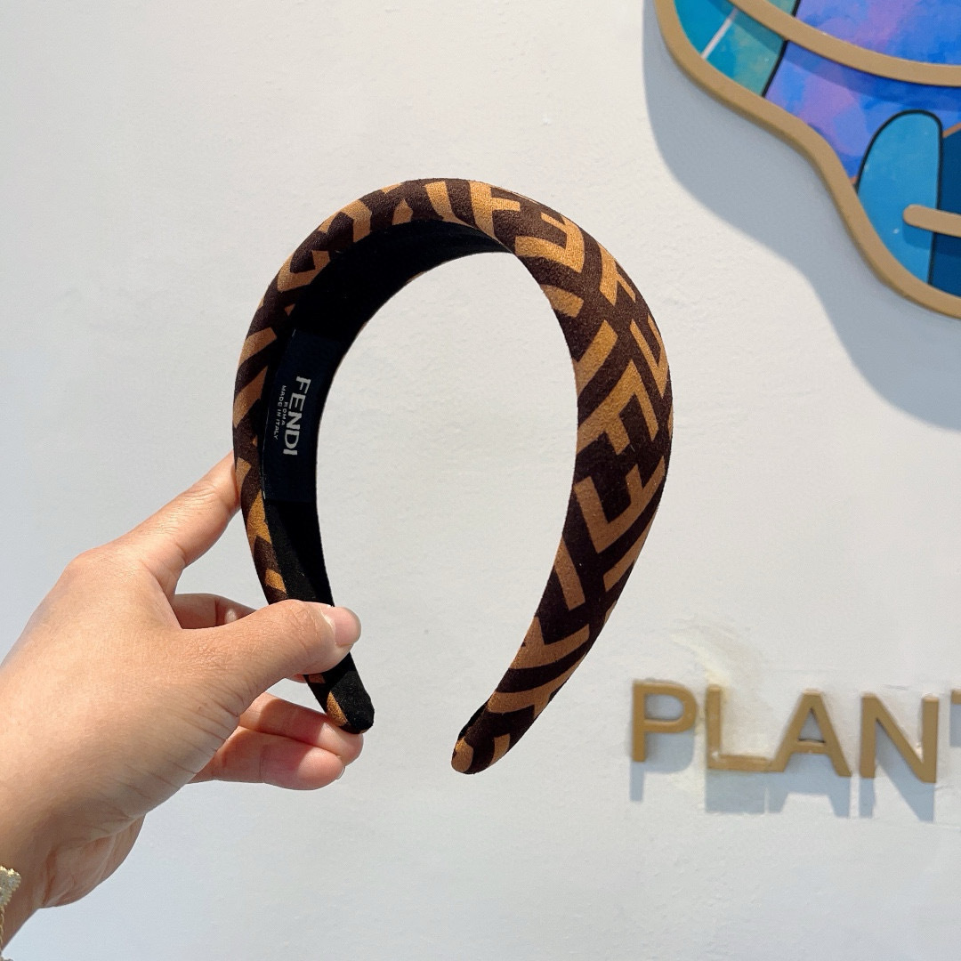 NO:301146,Packaging FENDI Popular new headband, wide version original single product, simple and versatile, trendy women's essentials, super high-end!  hairpins, hairpins, fendi, fendi, hairpins19860909配包装 FENDI 芬迪 火爆新款发箍,宽版原单货, 简约百搭,潮女必备品,超级的高大上！发夹,发夹,fendi,fendi,hairpins,accessory