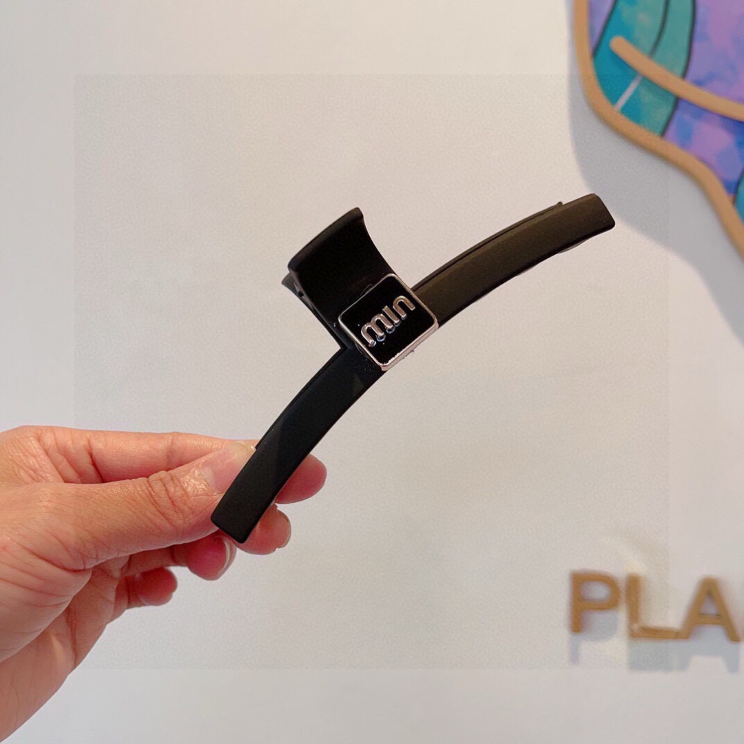 NO:301123,Packaging MIUMIU (Miao Miao) new handmade internet celebrity clip, high-end letter simple retro frosted hairpin original single product, simple and versatile, a must-have for trendy women, super high-end!  hairpins, hairpins, miumiu, hairpins19860909配包装 MIUMIU（缪缪）新款手工网红抓夹,高级感字母简约复古磨砂发夹原单货,简约百搭,潮女必备品,超级的高大上！发夹,发夹,miumiu,hairpins,accessory