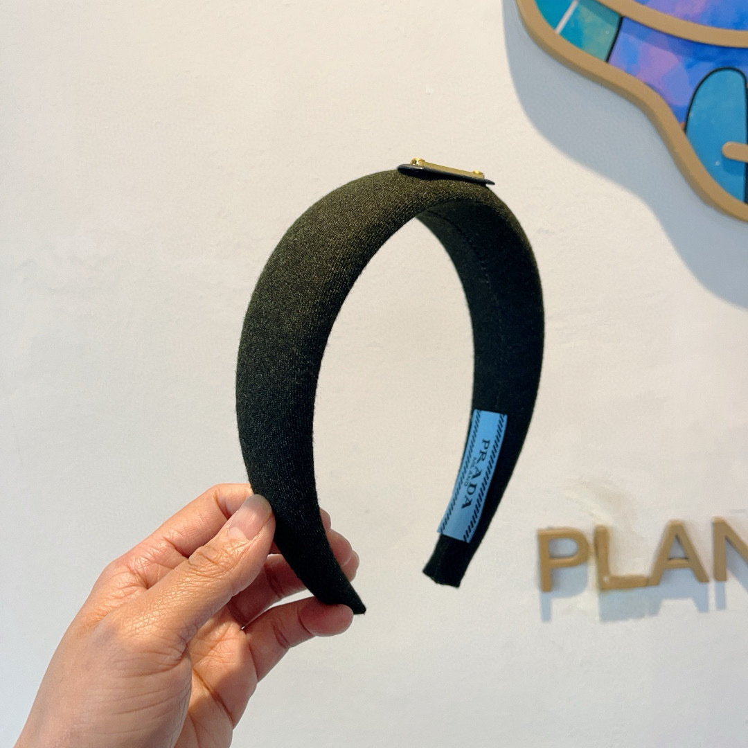 NO:301132,Packaging PRADA (Prada) new wool-style letter headband in autumn and winter. A must-have item for temperament goddesses, very versatile and fashionable. Wear it full of tallness. Hairpins, hairpins, prada, prada, hairpins19860909配包装 PRADA（普拉达） 秋冬新款毛呢潮流字母发箍.气质女神必备单品,非常百搭,时尚潮流, 戴上它满满的高大上.发夹,发夹,prada,prada,hairpins,accessory