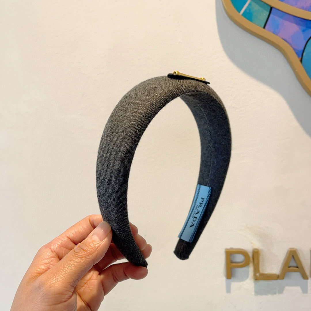 NO:301144,Packaging PRADA (Prada) new wool-style letter headband in autumn and winter. A must-have item for temperament goddesses, very versatile and fashionable. Wear it full of tallness. Hairpins, hairpins, prada, prada, hairpins19860909配包装 PRADA（普拉达） 秋冬新款毛呢潮流字母发箍.气质女神必备单品,非常百搭,时尚潮流, 戴上它满满的高大上.发夹,发夹,prada,prada,hairpins,accessory