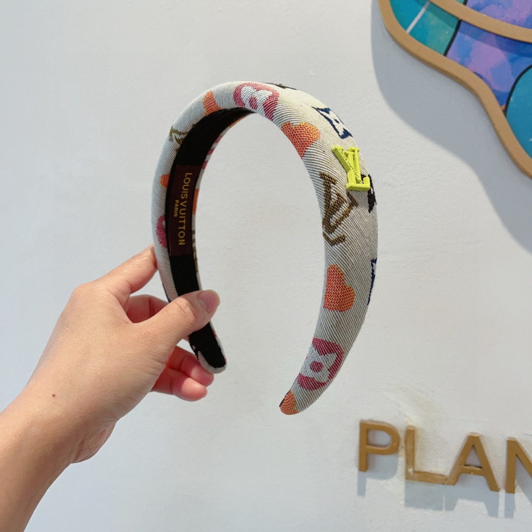 NO:301147,Packaged by LV Louis Vuitton, the new graffiti-popular headband, the fashionable and cute wide-edged headband, the latest counter model is coming to be fashionable and versatile, and the goddess must enter!  hairpin, hairpin, louis vuitton, louis vuitton, hairpins19860909配包装 LV 路易威登 涂鸦火爆新款发箍,时尚可爱宽边头箍,专柜最新款来袭时尚百搭,女神必入 ！发夹,发夹,louis vuitton,louis vuitton,hairpins,accessory