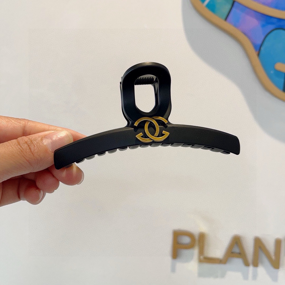 NO:301026,Packaging CHANEL (Chanel) new fashionable Korean version of double C grab clip, large shark clip, simple and classic letter logo, super exquisite and versatile, it will be amazing when you turn pictures!  hairpins, hairpins, chanel, chanel, hairpins19860909配包装 CHANEL（香奈儿）新款时尚韩版双C抓夹 大号鲨鱼夹,简约经典字母logo, 超精致百搭,转图必爆哈！发夹,发夹,chanel,chanel,hairpins,accessory