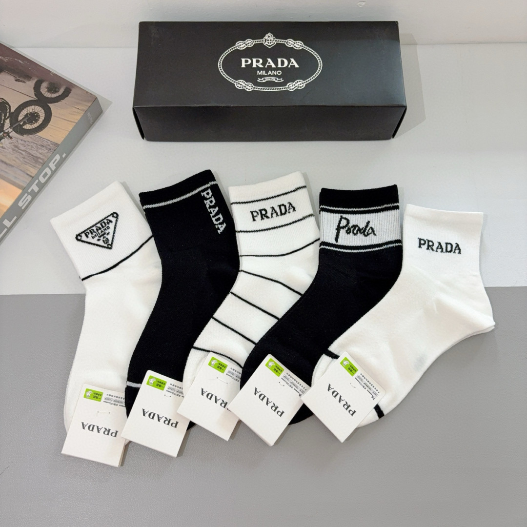 NO:299229,Packaging (5 pairs per box) PRADA Bamboo cotton mid-tube socks are a must-have hot product for trendy people, classic letter logo mid-tube socks, personalized and fashionable and versatile style,!  Breathable, comfortable, fashionable and versatile style socks, stockings, socks, prada, prada, socks19860909配包装（一盒5双）  PRADA 普拉达 竹棉中筒袜子 潮人必备爆款,经典字母logo中筒袜,个性时尚百搭款,！透气舒适时尚百搭款 袜子,丝袜,袜子,prada,prada,socks,accessory