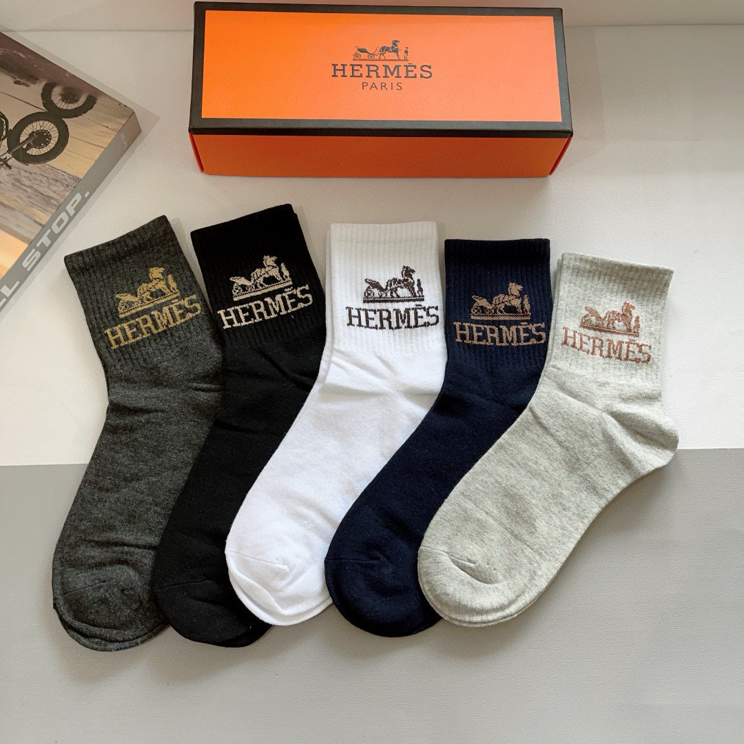 NO:299224,Packaging [one box of 5 pairs] HERMES Hermes high-end men's mid-tube socks are super soft and trendy. The counter purchasing quality is a must for fashion people. The mid-tube socks are super high-quality when paired ~~ Recommended and recommended ~~ Must-in-one fashionable items!  !  !  socks, stockings, socks, hermes, hermes, socks19860909配包装【一盒5双】 HERMES爱马仕高版本男款中筒袜子超级柔软潮人必不能少的专柜代购品质 中筒袜子 ,搭配起来超高逼格 ～～推荐推荐推荐～～必入时髦小单品！！！袜子,丝袜,袜子,hermes,hermes,socks,accessory