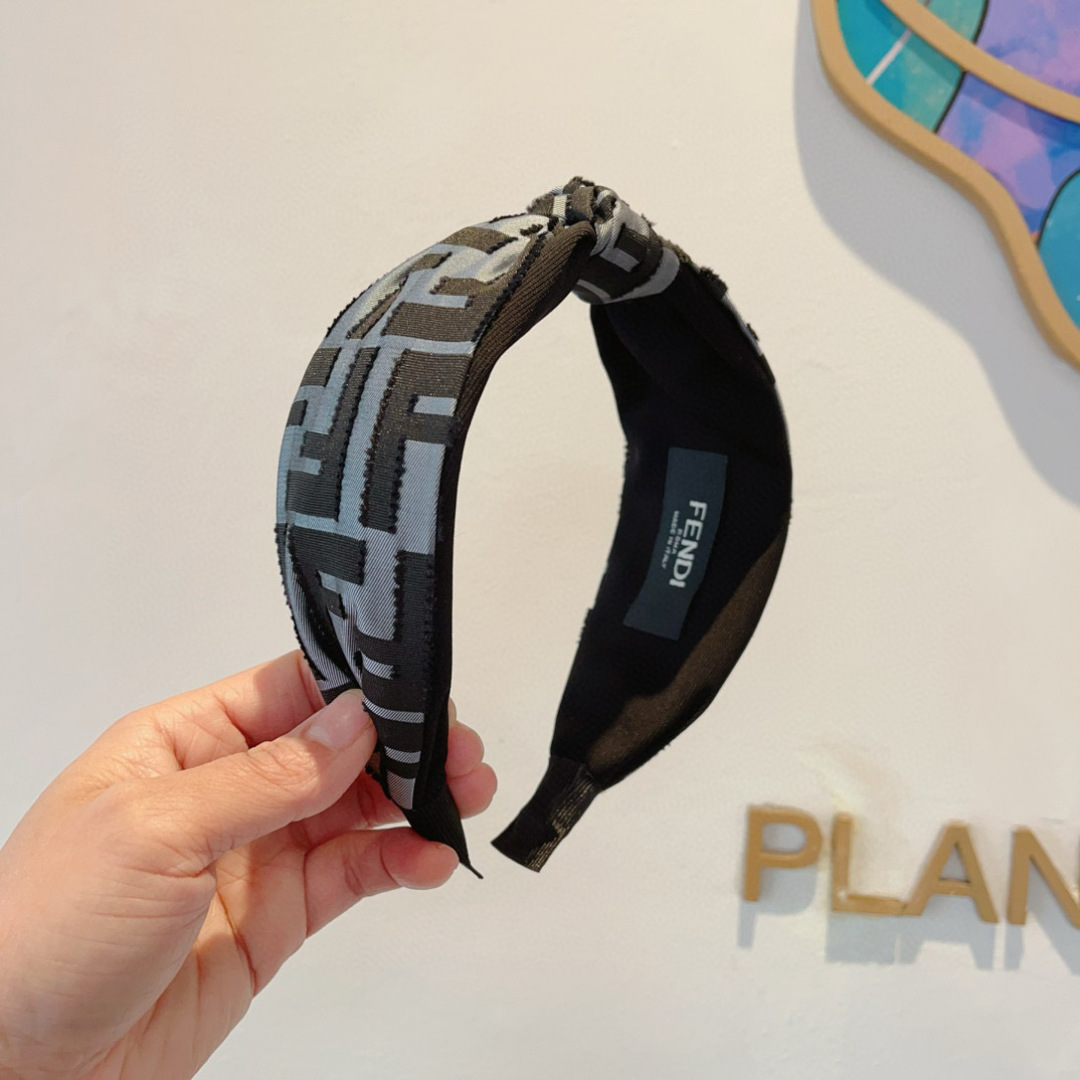 NO:301041,Packaging FENDI Popular new headbands, retro headbands, simple and versatile, a must-have for trendy women, super high-end!  hairpins, hairpins, fendi, fendi, hairpins19860909配包装 FENDI 芬迪 火爆新款发箍,复古头箍,简约百搭,潮女必备品,超级的高大上！发夹,发夹,fendi,fendi,hairpins,accessory