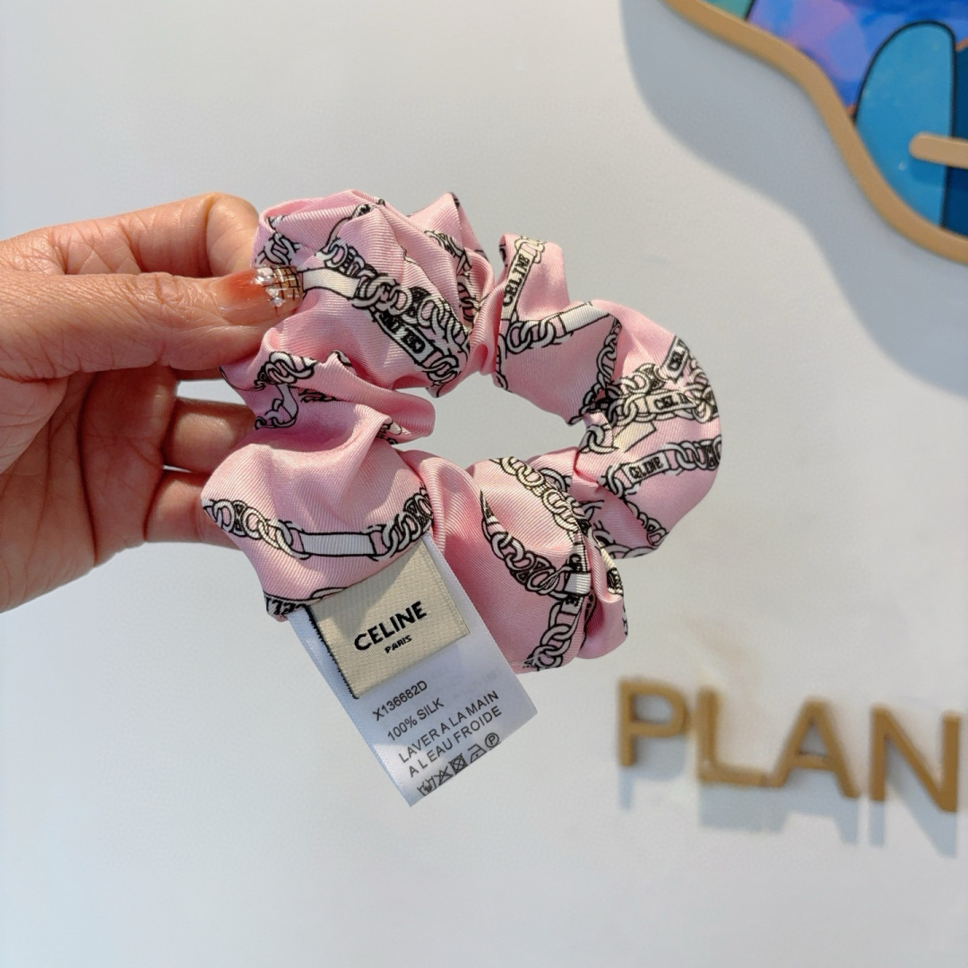 NO:301044,Packaging CELINE Arc de Triomphe is popular in the popular online version, exquisite intestinal circle rubber band, comfortable and stress-free wearing, a must-have for styling!  Very fashionable and versatile!  The essential items of goddess, super exquisite! The celebrity style. Hairpins, hairpins, celine, celine, hairpins19860909配包装 CELINE（赛琳）凯旋门网红爆款发圈,精致肠圈皮筋,佩戴舒适无压力,造型搭配必备！非常时尚百搭！女神必备单品,超级精致哦!名媛范儿.发夹,发夹,celine,celine,hairpins,accessory