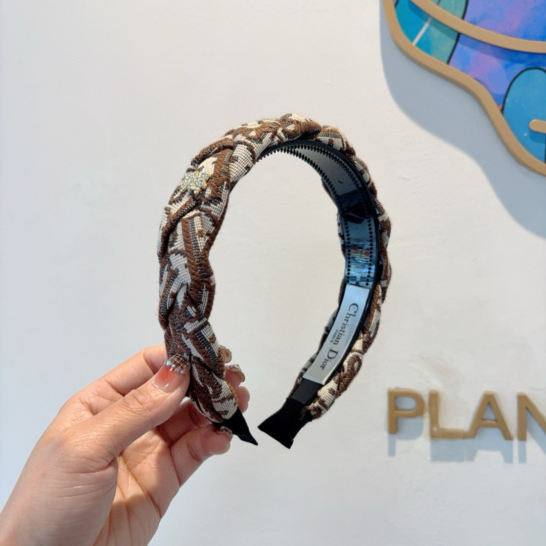 NO:301027,Packaging Dior Classic new D letter headband, counter quality headband, let your charm bloom, the fresh ladylike style makes fashion simpler. Hairpins, hairpins, dior, dior, hairpins19860909配包装 Dior（迪奥） 经典新款D字母发箍,专柜品质头箍 让你的魅力绽放 清新淑女范让时尚更简单.发夹,发夹,dior,dior,hairpins,accessory