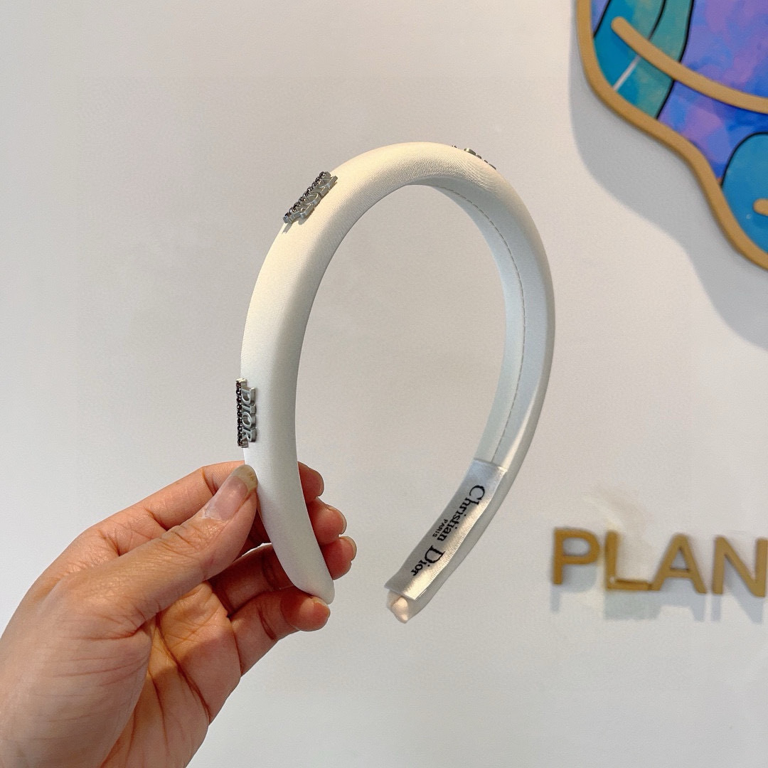 NO:301033,Packaging Dior (Dior) Popular new narrow version of headband, counter quality headband, let your charm bloom, the fresh ladylike style makes fashion simpler. Hairpins, hairpins, dior, dior, hairpins19860909配包装 Dior（迪奥） 火爆新款窄版发箍,专柜品质头箍 让你的魅力绽放 清新淑女范让时尚更简单.发夹,发夹,dior,dior,hairpins,accessory