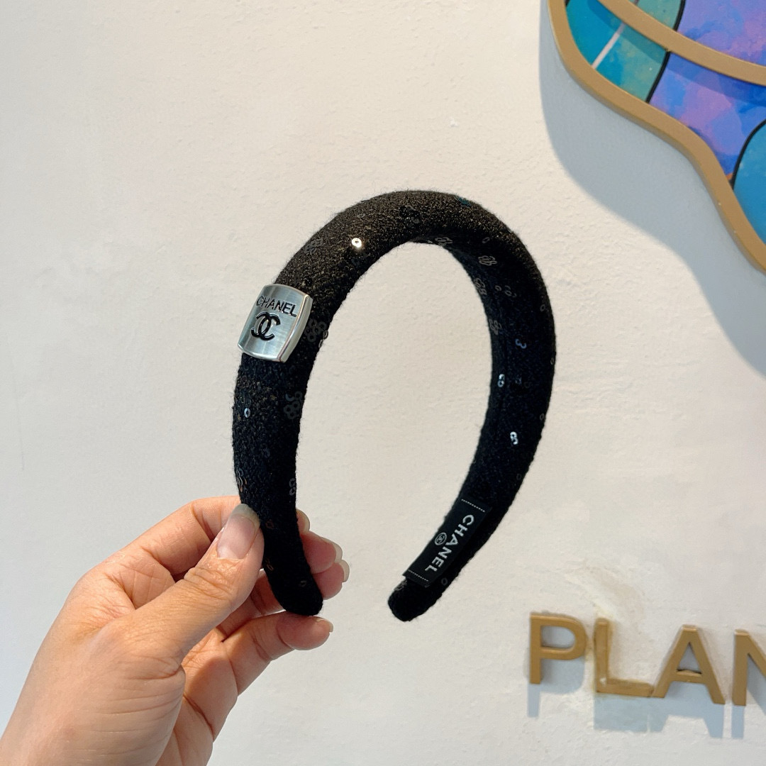 NO:301036,Packaging CHANEL's latest small fragrant headband, new product huge face-showing small headband, popular internet celebrity products, paired with high-end dual C logo, super exquisite, fashionable and versatile!  hairpins, hairpins, chanel, chanel, hairpins19860909配包装 CHANEL（香奈儿）最新款小香发箍,新品巨显脸小头箍,网红爆款推荐 搭配高端双Ｃlogo ,超精致时尚百搭！发夹,发夹,chanel,chanel,hairpins,accessory