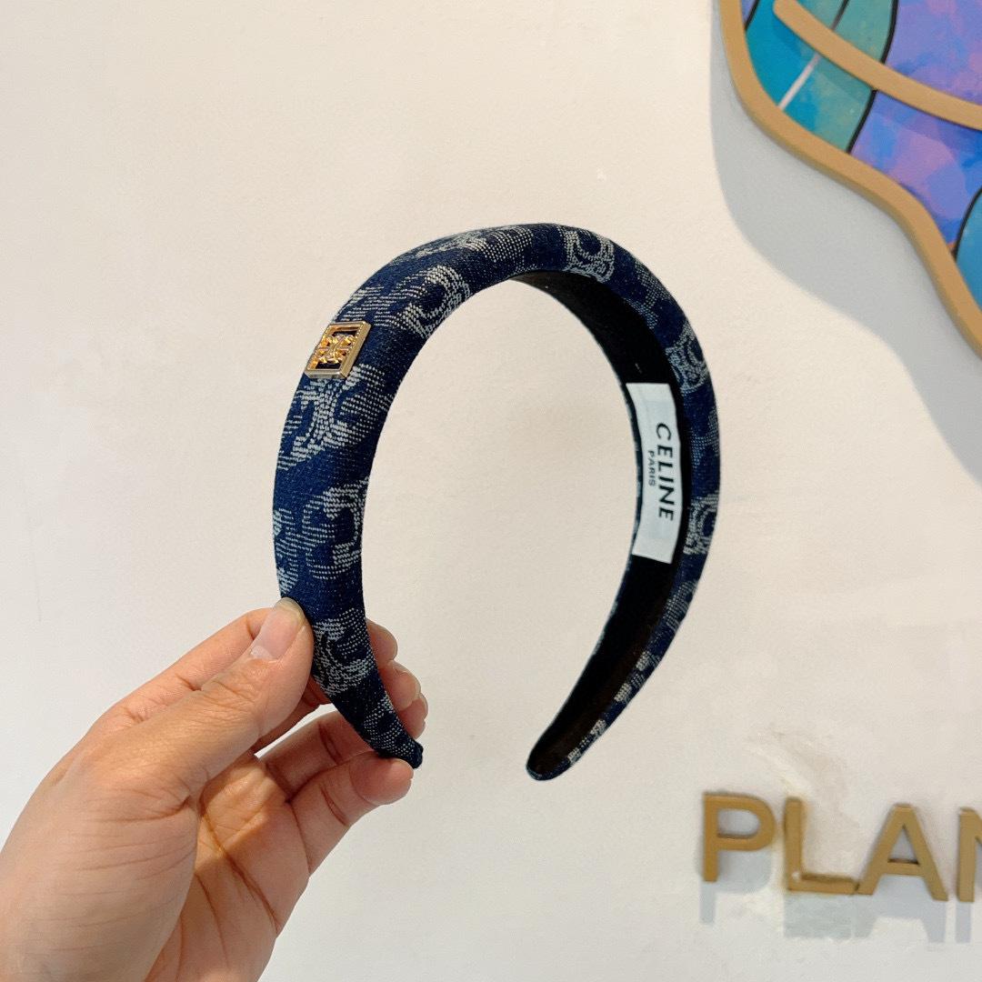 NO:301039,Packaging CELINE retro letter denim internet celebrity new headband, wide-edged face-showing small headband in summer, comfortable and stress-free, high-end feel very fashionable and versatile when going out, and a goddess must have!  celebrity style. Hairpins, hairpins, celine, celine, hairpins19860909配包装 CELINE（赛琳）复古字母牛仔布网红新款发箍,夏天宽边显脸小头箍 佩戴舒适无压力,高级感外出非常时尚百搭、女神必备！名媛范儿.发夹,发夹,celine,celine,hairpins,accessory