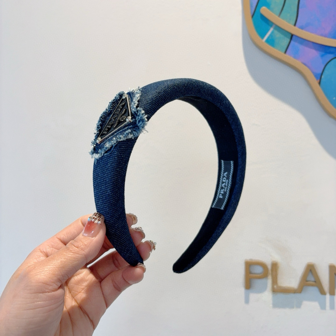 NO:301042,Packaging PRADA (Prada) Early Spring New Denim Fashion Inverted Triangle Letter Headband. A must-have headband for goddesses of temperament, very versatile, fashionable and trendy, wear it full of tall and tall. Hairpins, hairpins, prada, prada, hairpins19860909配包装 PRADA（普拉达） 早春新款牛仔布潮流倒三角标字母发箍.气质女神必备头箍,非常百搭,时尚潮流, 戴上它满满的高大上.发夹,发夹,prada,prada,hairpins,accessory