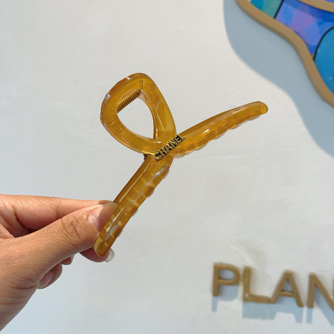 NO:301051,Packaging CHANEL (Chanel) new fashionable Korean version of double C grab clip, large shark clip, simple and classic letter logo, super exquisite and versatile, it will be amazing when you turn pictures!  hairpins, hairpins, chanel, chanel, hairpins19860909配包装 CHANEL（香奈儿）新款时尚韩版双C抓夹 大号鲨鱼夹,简约经典字母logo, 超精致百搭,转图必爆哈！发夹,发夹,chanel,chanel,hairpins,accessory