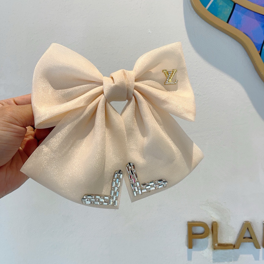 NO:301053,Packaged with LV (Louis Vuitton) star-like bow hair clip, slingshot clip, internet celebrity recommended style, classic bow headdress, super versatile!  Recommended by knocking on the blackboard, letting you become a big brand instantly!  hairpin, hairpin, louis vuitton, louis vuitton, hairpins19860909配包装 LV（路易威登）明星同款蝴蝶结发夹 弹弓夹 网红推荐款 经典蝴蝶结头饰,超级百搭哦！敲黑板推荐,让你秒变大牌范儿！发夹,发夹,louis vuitton,louis vuitton,hairpins,accessory